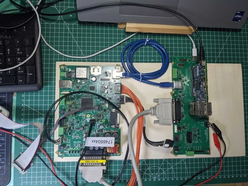 Realer LoopCheck-Testaufbau für einen medizinischen Laser-Controller